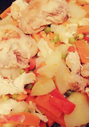 Una foto de Salteado de verduras con pollo, muy saludable y Deli!! 🍲🍗