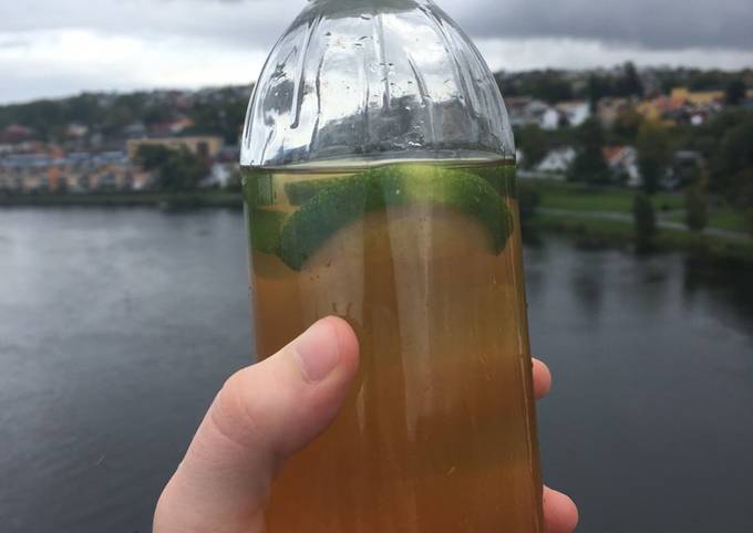 Iced green tea with lemon