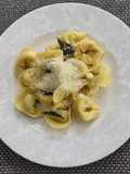 Tortellini frescos con salsa de mantequilla, ajo y salvia