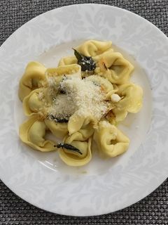 Una foto de Tortellini frescos con salsa de mantequilla, ajo y salvia