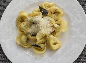 Foto principal de Tortellini frescos con salsa de mantequilla, ajo y salvia