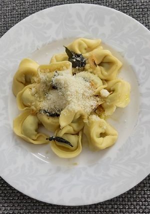 Una foto de Tortellini frescos con salsa de mantequilla, ajo y salvia
