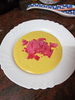 Una foto de Gazpacho de mango con granizado de fresa