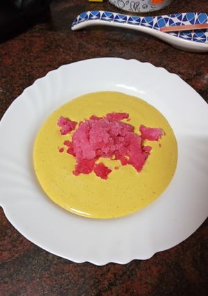 Una foto de Gazpacho de mango con granizado de fresa