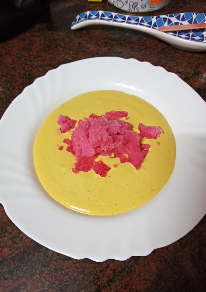 Una foto de Gazpacho de mango con granizado de fresa