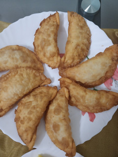 சோமாஸ்: (Samosa Recipe in Tamil) செய்முறை முக்கிய புகைப்படம்