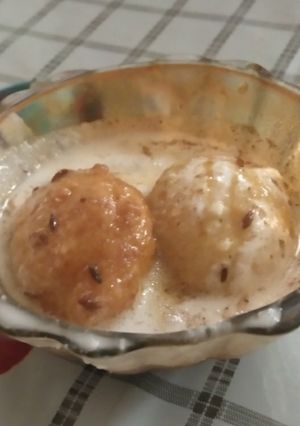 A picture of Dahi vada.