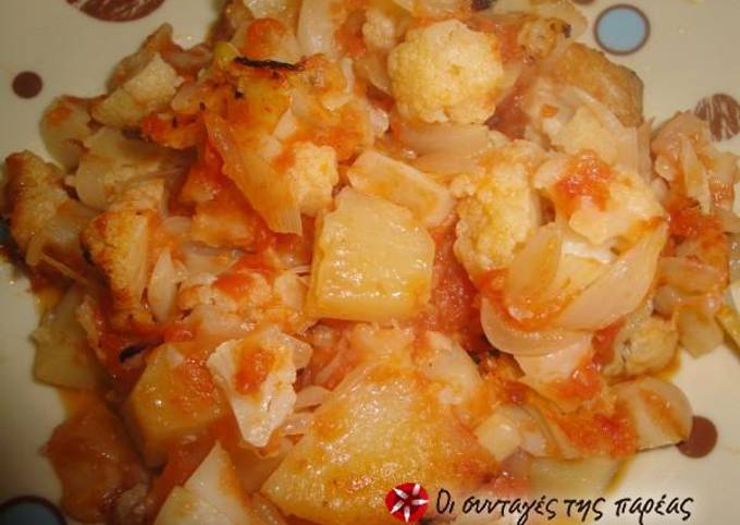 κύρια φωτογραφία συνταγής Κουνουπίδι ψητό με ντομάτα και πατάτες