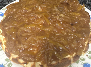 Una foto de 604. Tarta de queso y de limón con mermelada de limón (postre)