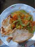 Ensalada de calabacín con zanahoria y milanesa de pollo a la plancha