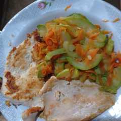 Una foto de Ensalada de calabacín con zanahoria y milanesa de pollo a la plancha