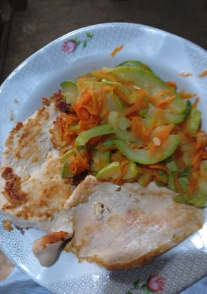 Una foto de Ensalada de calabacín con zanahoria y milanesa de pollo a la plancha