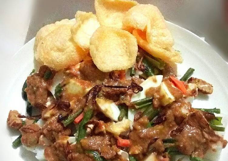 Langkah Mudah untuk Menyiapkan Gado-Gado Sederhana with lontong rice cooker, Enak Banget