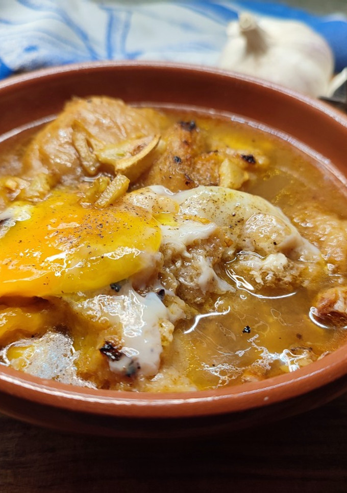 Una foto de Sopa de ajo o sopa castellana