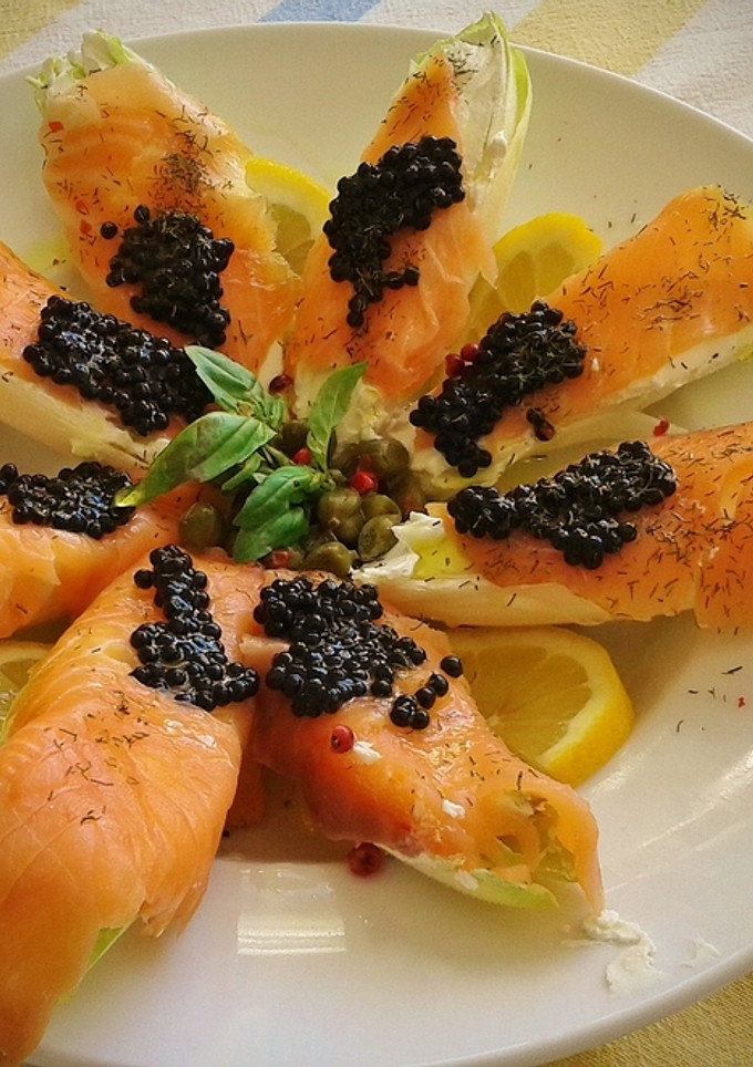Una foto de Endivias con queso y salmón