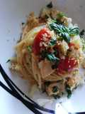 Spaghetti con 🐟 spada, pomodorini🍅, briciole🥖e semi di sesamo