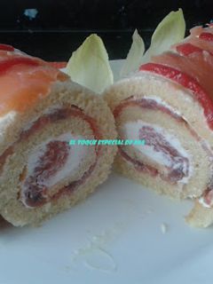 Una foto de Brazo de gitano con salmón y anchoas