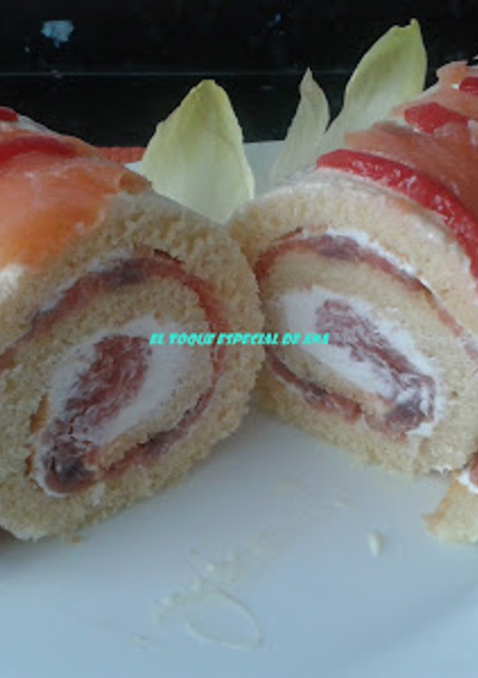 Una foto de Brazo de gitano con salmón y anchoas
