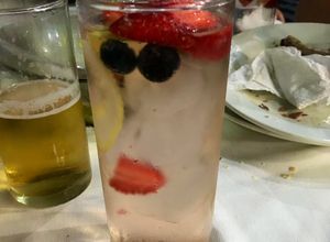 Una foto de Gin tonic🍹🍓🍋