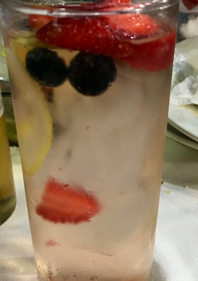 Una foto de Gin tonic🍹🍓🍋