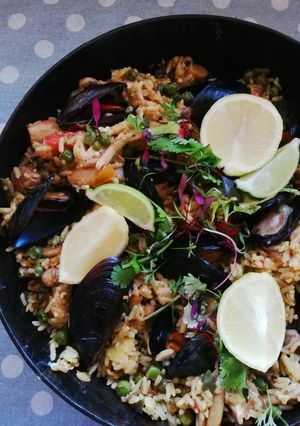 A picture of Paella made on the braai.
