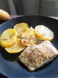 Una foto de Merluza con patatas panadera