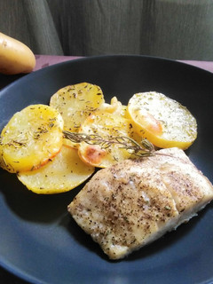 Una foto de Merluza con patatas panadera