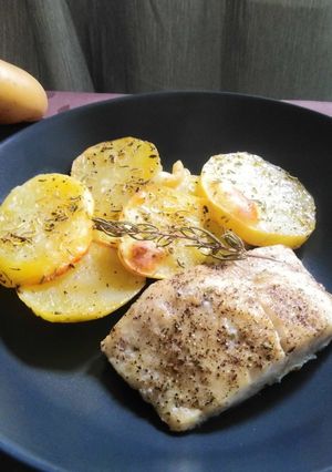 Una foto de Merluza con patatas panadera
