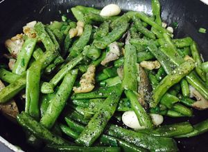 Hình của món Lòng mề gà xào đậu cove.