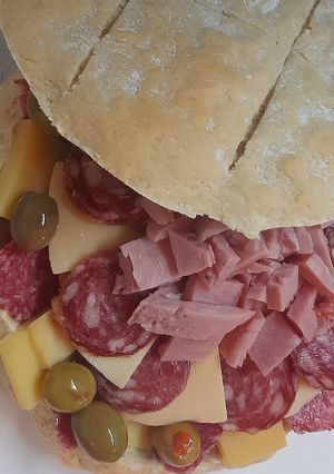 Una foto de Picada criolla en pan de campo 🫓