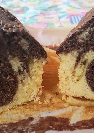 Una foto de Budín marmolado de harina de almendra, coco y cacao
