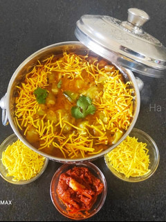 સેવ ગલકા નું શાક (Sev Galka Shak Recipe In Gujarati) રેસીપી મુખ્ય ફોટો