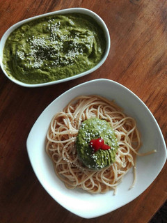 Una foto de Pasta integral con salsa de perejil