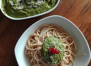 Una foto de Pasta integral con salsa de perejil