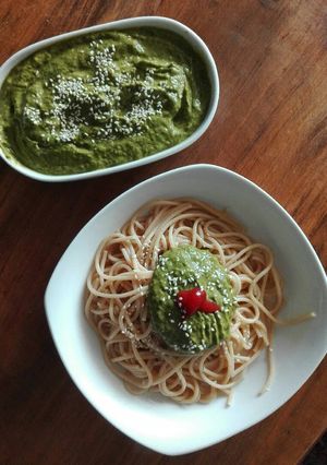 Una foto de Pasta integral con salsa de perejil