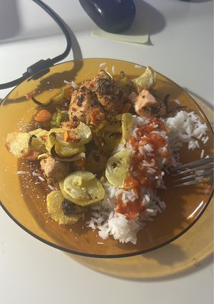 Una foto de Salmón, arroz y verduras