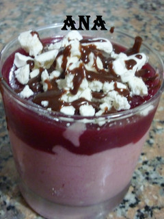 Una foto de Mousse de frutilla y gelatina