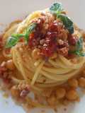 Spaghetti zafferano ceci e pomodori secchi