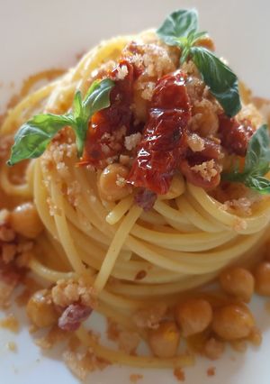 Foto di Spaghetti zafferano ceci e pomodori secchi
