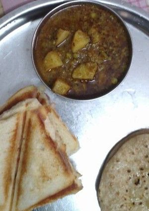 A picture of Aloo tamatar ki sabzi.