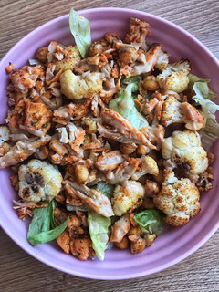 Una foto de Ensalada de coliflor y pollo 🍗 🥗