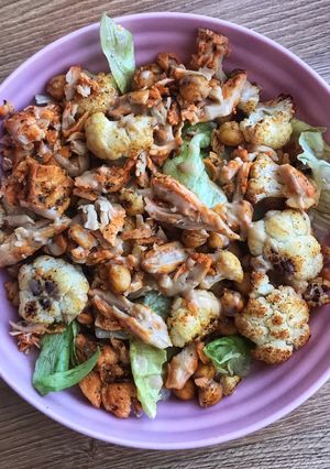 Una foto de Ensalada de coliflor y pollo 🍗 🥗