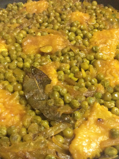 Una foto de Merluza con guisantes en amarillo 🐟