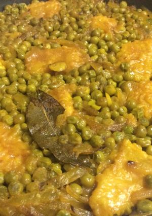 Foto principal de Merluza con guisantes en amarillo 🐟