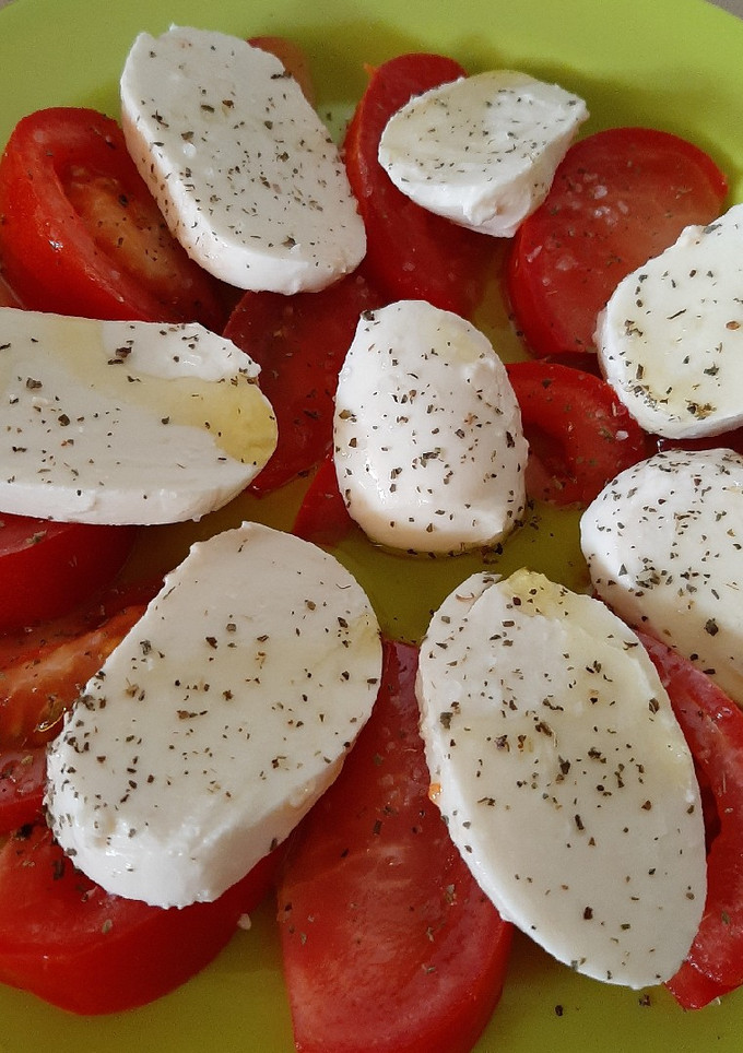 Una foto de Ensalada de tomate y mozzarella