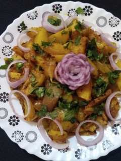 सूखी आलू प्याज़ की सब्जी (Sukhi aloo pyaz ki sabzi recipe in hindi) रेसिपी मुख्य फोटो