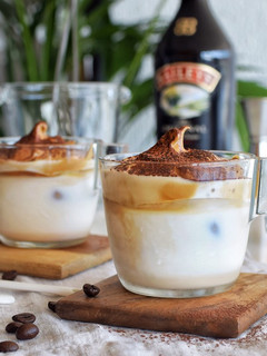 Una foto de Dalgona coffee con Baileys | Café cremoso en tendencia
