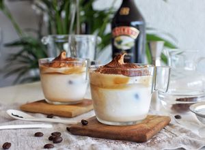 Foto principal de Dalgona coffee con Baileys | Café cremoso en tendencia