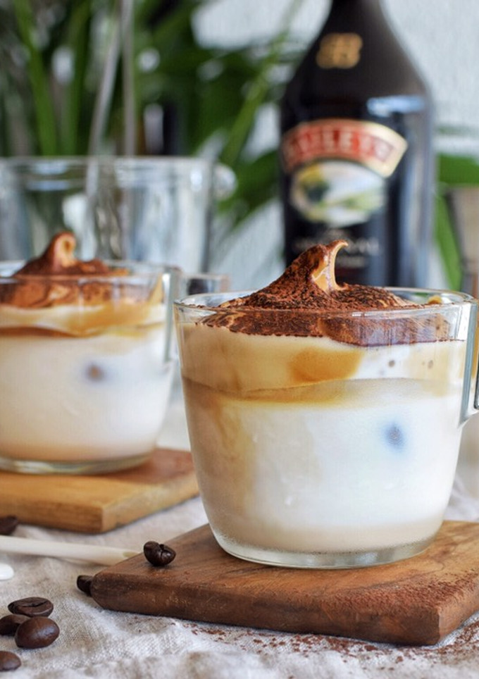 Una foto de Dalgona coffee con Baileys | Café cremoso en tendencia