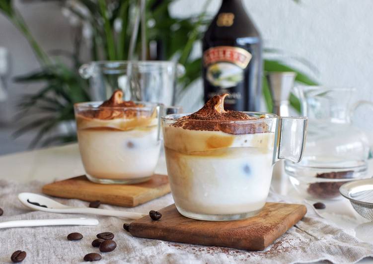 Dalgona coffee con Baileys | Café cremoso en tendencia